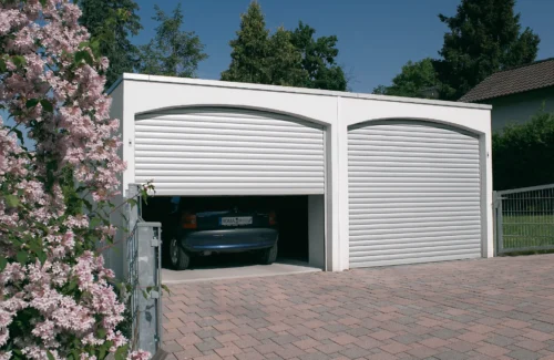 Garagenrolltor bie einer Doppelgarage mit getrennten Toren.