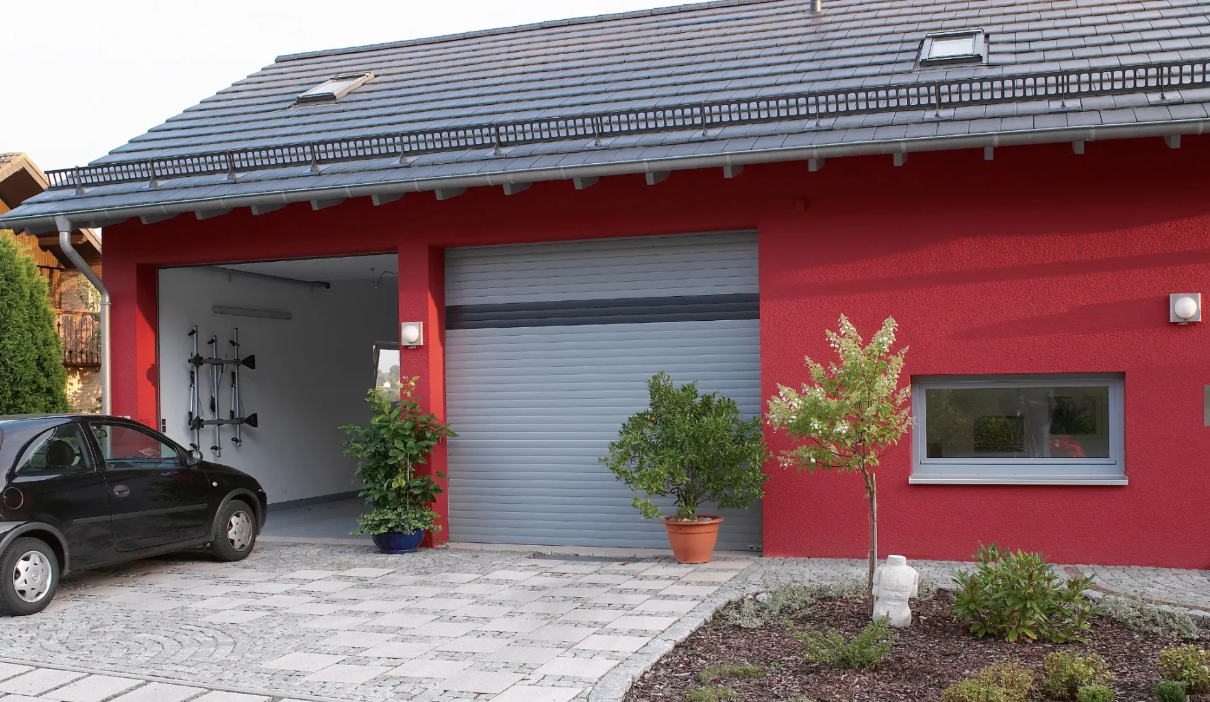 Rolltor in einem Modernen haus mit integrierten Garagen.